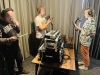 Õpilased salvestavad stuudios eestikeelsed laulude versioonid